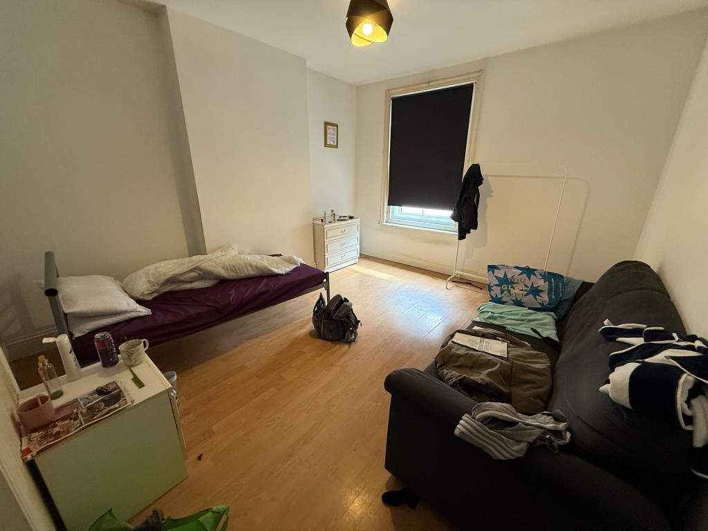 Lot: 154 - SEVEN-BEDROOM HOUSE OF MULTIPLE OCCUPATION - Bedroom four